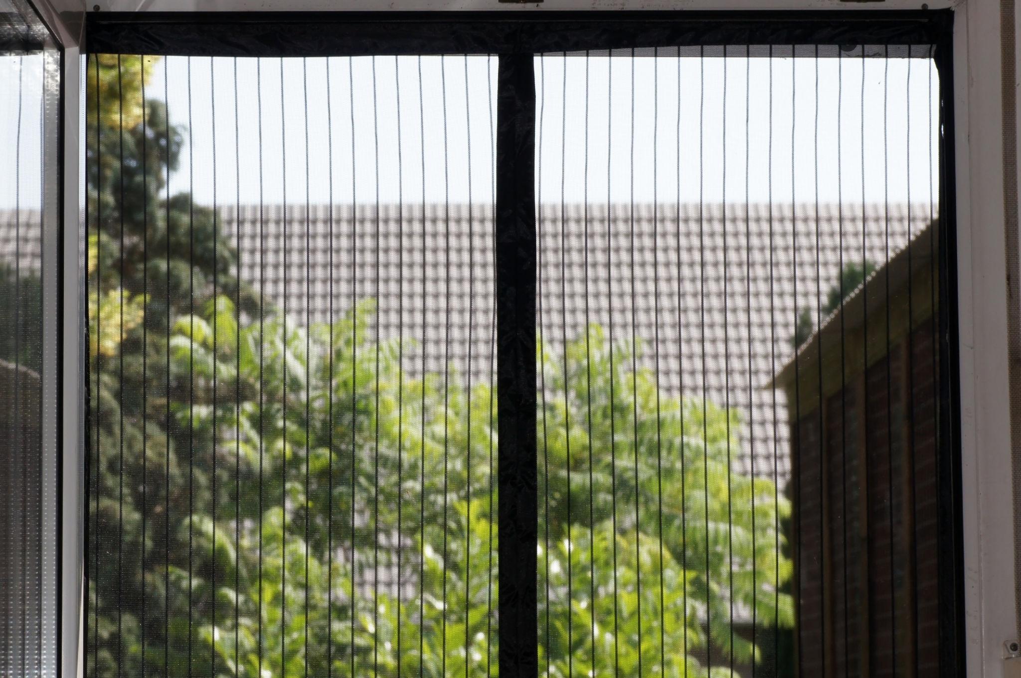 Magnetic Screen Door – Hands-Free Fresh Air