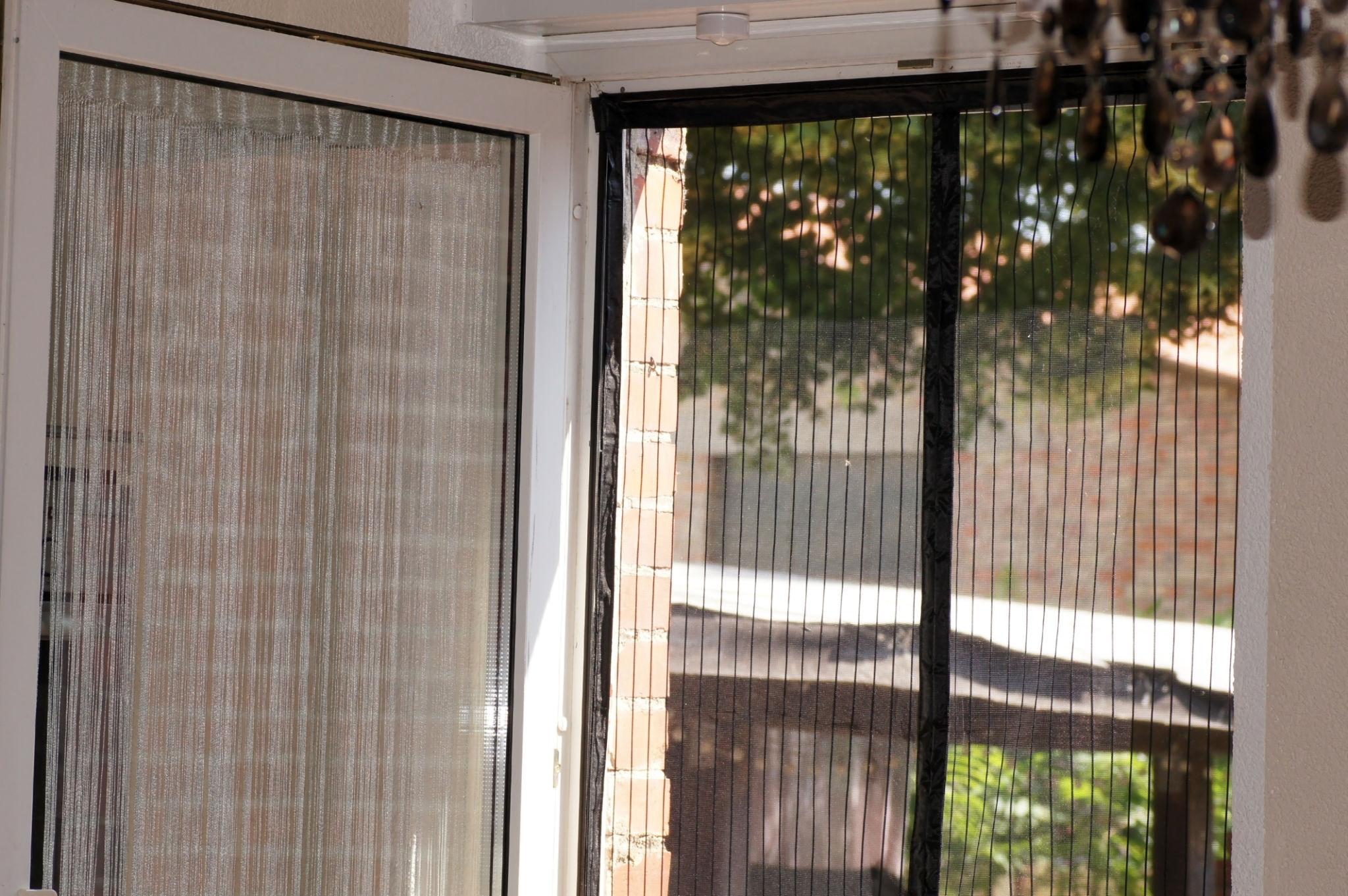 Magnetic Screen Door – Hands-Free Fresh Air